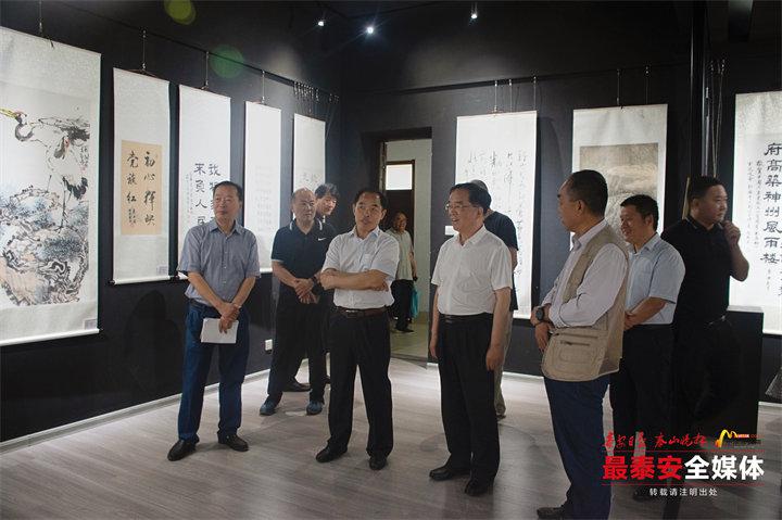 <b>泰山学院举办百年百幅书画作品展</b>