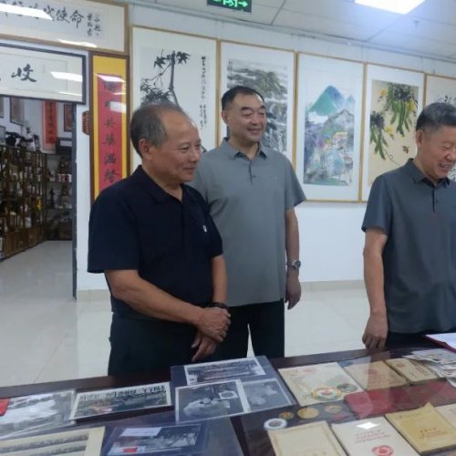 <strong>市政协领导带队走访委员薛文明</strong>
